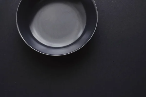 Platos vacíos sobre fondo negro, vajilla premium para la cena de vacaciones, diseño minimalista y dieta — Foto de Stock