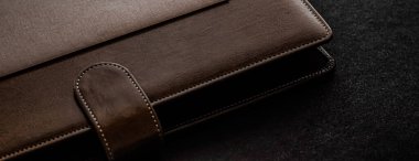 Çantalı ve kartvizitli ofis masası, finans ve ekonomi