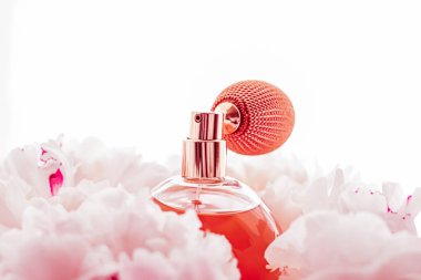 Kaliteli parfüm şişesi, fonda şakayık çiçekleri, parfüm reklamı ve güzellik markası olan lüks bir parfüm ürünü.