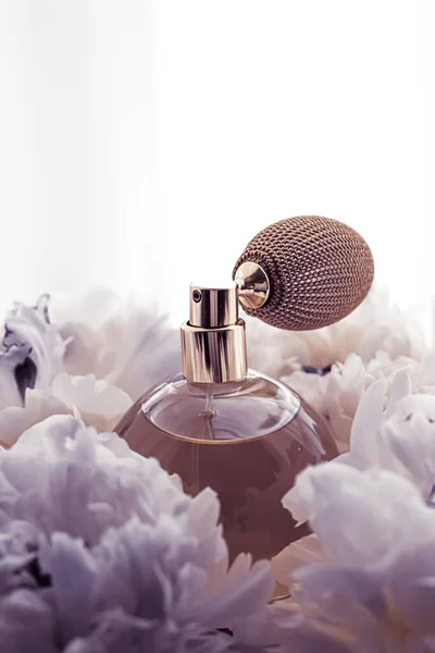 Flacon de parfum de luxe comme produit de parfum vintage sur fond violet et fleurs pivoines, annonce de parfum et marque de beauté — Photo