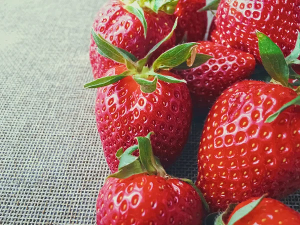 Bio-Erdbeeren auf rustikalem Leinenhintergrund — Stockfoto