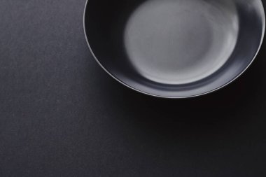 Siyah arka planda boş tabaklar, bayram yemeği için kaliteli bulaşık takımı, minimal tasarım ve diyet
