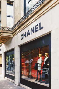 İsviçre 'nin Zürih kentindeki Bahnhofstrasse' de lüks bir butik mağazası. Şehir merkezindeki ana cadde.