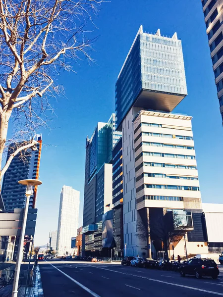 Edifícios modernos e da rua centro da cidade de Barcelona, na Espanha — Fotografia de Stock