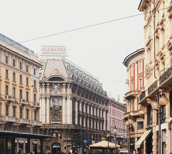 北イタリアのロンバルディア地方のミラノの中心街にある古典的なヨーロッパ建築と歴史的建造物 — ストック写真