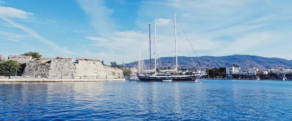 Σκάφη και σκάφη στο λιμάνι στις ακτές της Μεσογείου, ταξίδια και αναψυχή — Φωτογραφία Αρχείου