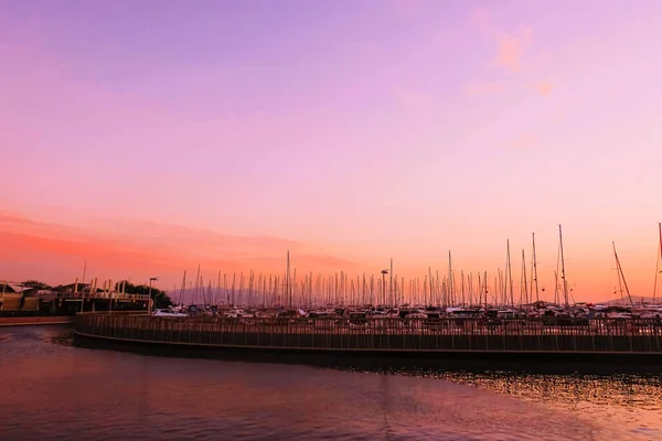 Jachten en boten in de haven aan de Middellandse Zee kust bij zonsondergang, reizen en vrije tijd — Stockfoto