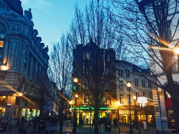 Les rues de Bruxelles, capitale de la Belgique, l'architecture européenne et les bâtiments historiques la nuit — Photo