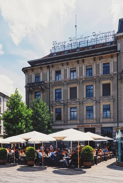 Ресторан на центральной улице Цюриха в Швейцарии — стоковое фото