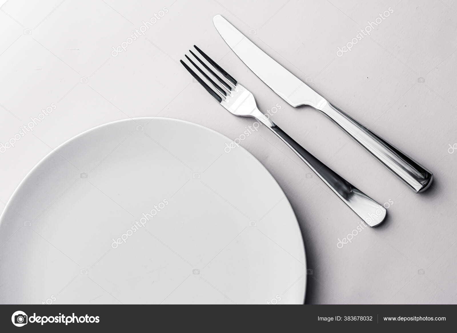 Piring Kosong Dan Alat Pemotong Sebagai Perlengkapan Yang Dipasang Pada Latar Belakang Putih Perlengkapan Meja Atas Untuk Dekorasi Meja Koki Dan Merek Menu Stok Foto C Anneleven 383678032