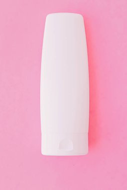 Pembe arka planda nemlendirici el kremi veya vücut losyonu, güzellik ürünü ve cilt bakım ürünleri