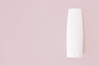 Pembe arka planda nemlendirici el kremi veya vücut losyonu, güzellik ürünü ve cilt bakım ürünleri