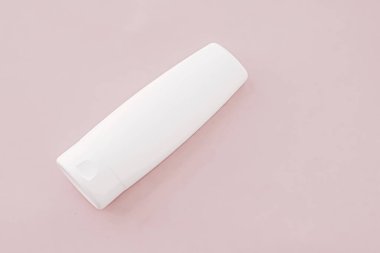 Pembe arka planda nemlendirici el kremi veya vücut losyonu, güzellik ürünü ve cilt bakım ürünleri