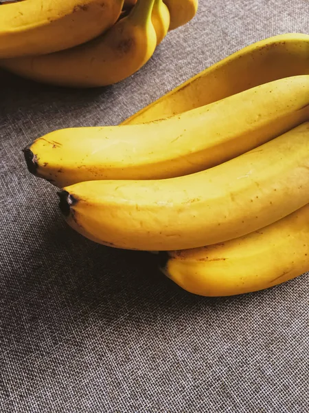 Banane biologiche su fondo rustico di lino — Foto Stock