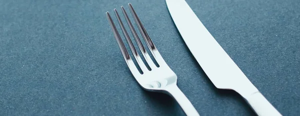 Tenedor y cuchillo, cubiertos de plata para la decoración de la mesa, diseño minimalista y dieta — Foto de Stock