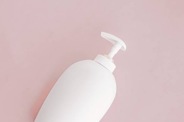 Bej arka plan, hijyen ürünü ve sağlık hizmetleri üzerine bir şişe antibakteriyel sıvı sabun ve el dezenfektanı.