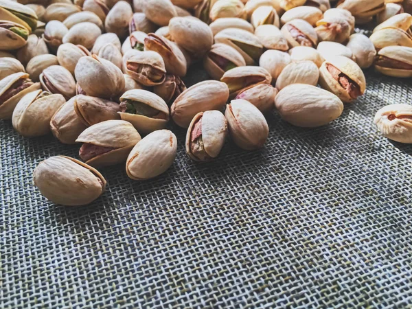 Pistachos sobre fondo de lino rústico —  Fotos de Stock