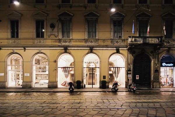 Ιστορικά κτίρια στους κεντρικούς δρόμους της πόλης του Μιλάνου στην περιοχή της Λομβαρδίας στη Βόρεια Ιταλία τη νύχτα, κλασική ευρωπαϊκή αρχιτεκτονική — Φωτογραφία Αρχείου