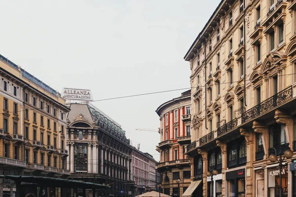 Kuzey İtalya 'nın Lombardiya bölgesinde Milano şehir merkezi sokaklarında klasik Avrupa mimarisi ve tarihi binalar