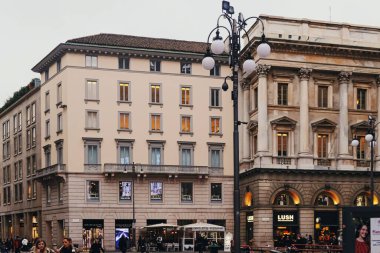 Kuzey İtalya 'nın Lombardiya bölgesinde Milano şehir merkezi sokaklarında klasik Avrupa mimarisi ve tarihi binalar