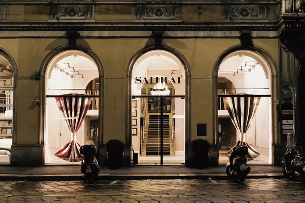 Edificios históricos en el centro de la ciudad calles de Milán en la región de Lombardía en el norte de Italia por la noche, arquitectura europea clásica —  Fotos de Stock