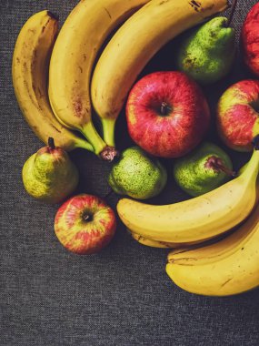 Kırsal keten zeminde organik elmalar, armutlar ve muzlar