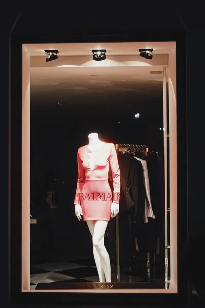 Shop window display of a luxury boutique store on Bahnhofstrasse street in Zurich, Switzerland — Stock Photo, Image