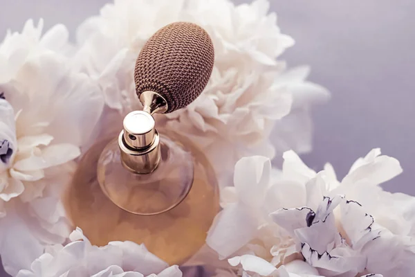 Luxuriöse Parfümflasche als Vintage-Parfümprodukt auf violettem Hintergrund und Pfingstrosenblüten, Parfumwerbung und Beauty Branding — Stockfoto