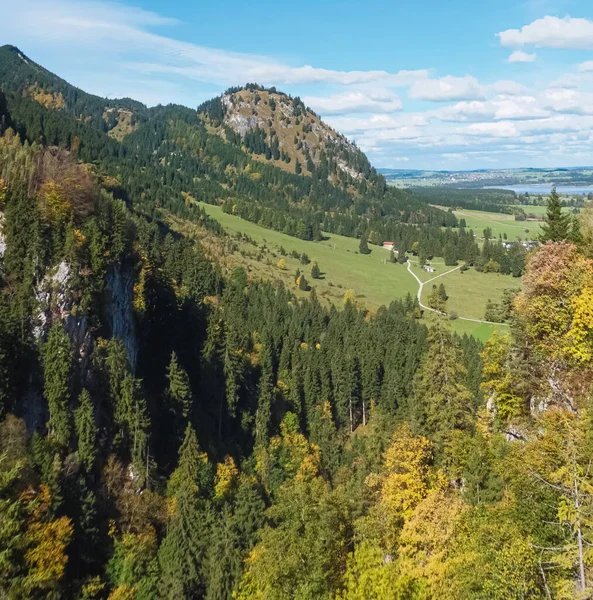 Bela natureza dos Alpes Europeus, vista paisagem de montanhas alpinas, lago e aldeia em um dia ensolarado, viagens e destino — Fotografia de Stock