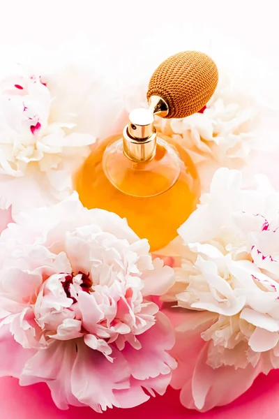Chique geurfles als citrus parfum product op achtergrond van pioenroos bloemen, parfum ad en beauty branding — Stockfoto