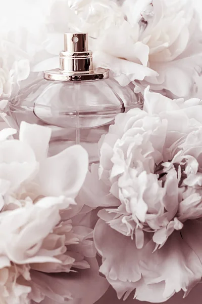 Chic fragrance bottle as luxe perfume product on background of peony flowers, parfum ad and beauty branding — Stock Photo, Image