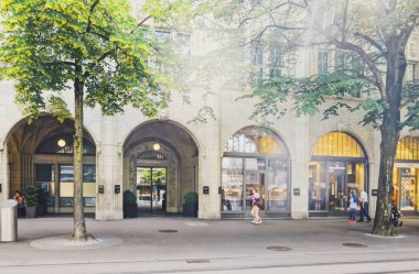İsviçre, Zürih 'te Bahnhofstrasse, şehir merkezindeki ana şehir caddesi.