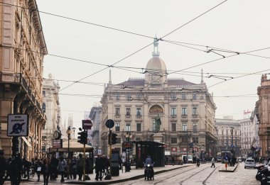 Kuzey İtalya 'nın Lombardiya bölgesinde Milano şehir merkezi sokaklarında klasik Avrupa mimarisi ve tarihi binalar