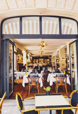 İsviçre 'de Zürih şehir merkezi caddesinde bir restoran.