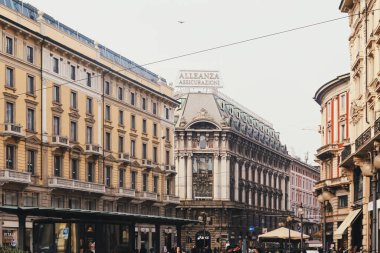 Kuzey İtalya 'nın Lombardiya bölgesinde Milano şehir merkezi sokaklarında klasik Avrupa mimarisi ve tarihi binalar