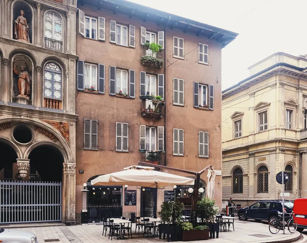 Kuzey İtalya 'nın Lombardiya bölgesinde Milano şehir merkezi sokaklarında klasik Avrupa mimarisi ve tarihi binalar — Stok fotoğraf