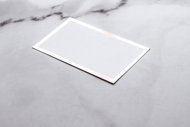 Mermer zemin, kağıt ve kırtasiye markası üzerinde şık bir kartvizit veya davetiye modeli