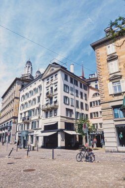 İsviçre, Zürih 'te Bahnhofstrasse, şehir merkezindeki ana şehir caddesi.