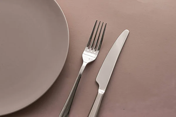 Prázdný talíř a příbory jako mosazná sada na hnědém pozadí, horní stolní nádobí pro šéfkuchaře stolní dekorace a značkování menu — Stock fotografie