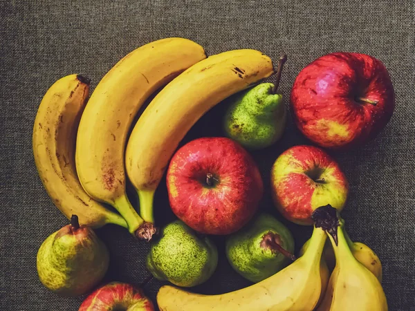 Organiczne jabłka, gruszki i banany na rustykalnym tle lnu — Zdjęcie stockowe