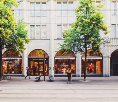 İsviçre, Zürih 'te Bahnhofstrasse, şehir merkezindeki ana şehir caddesi.