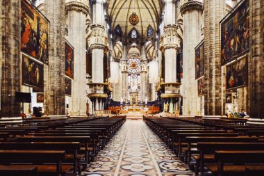 Milano Katedrali Duomo di Milano olarak bilinir. Kuzey İtalya 'nın Lombardiya bölgesinde tarihi yapı ve ünlü simge.