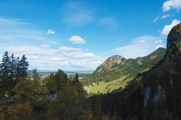 Bela natureza dos Alpes Europeus, vista paisagem de montanhas alpinas, lago e aldeia em um dia ensolarado, viagens e destino — Fotografia de Stock