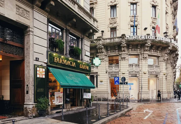 Klassieke Europese architectuur en historische gebouwen in het centrum van Milaan in Lombardije in Noord-Italië — Stockfoto