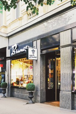 İsviçre 'nin Zürih kentindeki Bahnhofstrasse' de lüks bir butik mağazası. Şehir merkezindeki ana cadde.