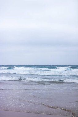 Güzel deniz ya da okyanus dalgaları, tropik kumsal manzarası, yaz tatili seyahati ve tatil beldesi