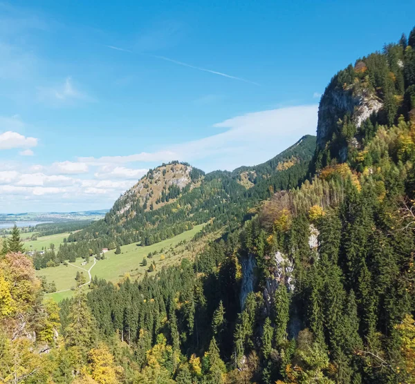 Beautiful nature of European Alps, landscape view of alpine mountains, lake and village on a sunny day, travel and destination — Stock Photo, Image