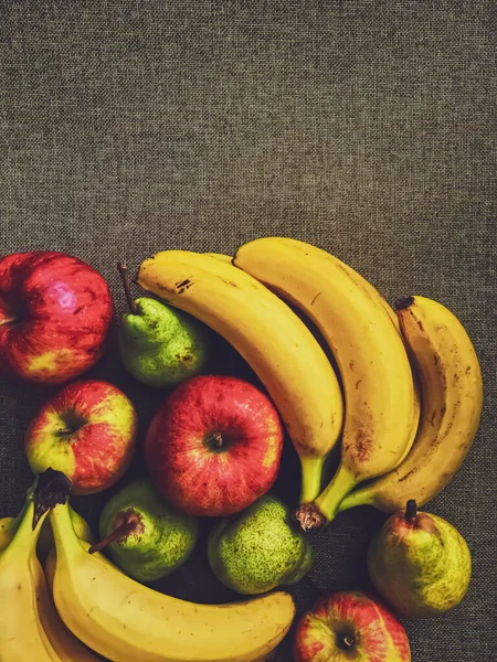 Organiczne jabłka, gruszki i banany na rustykalnym tle lnu — Zdjęcie stockowe