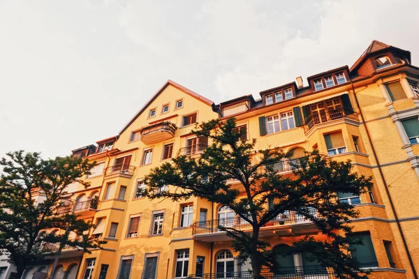 Arquitectura europea y vida cotidiana de la calle centro de la ciudad en Zurich, Suiza — Foto de Stock