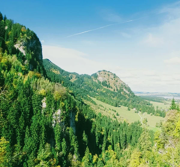 Bela natureza dos Alpes Europeus, vista da paisagem das montanhas alpinas, lago e aldeia na temporada de primavera, viagens e destino — Fotografia de Stock